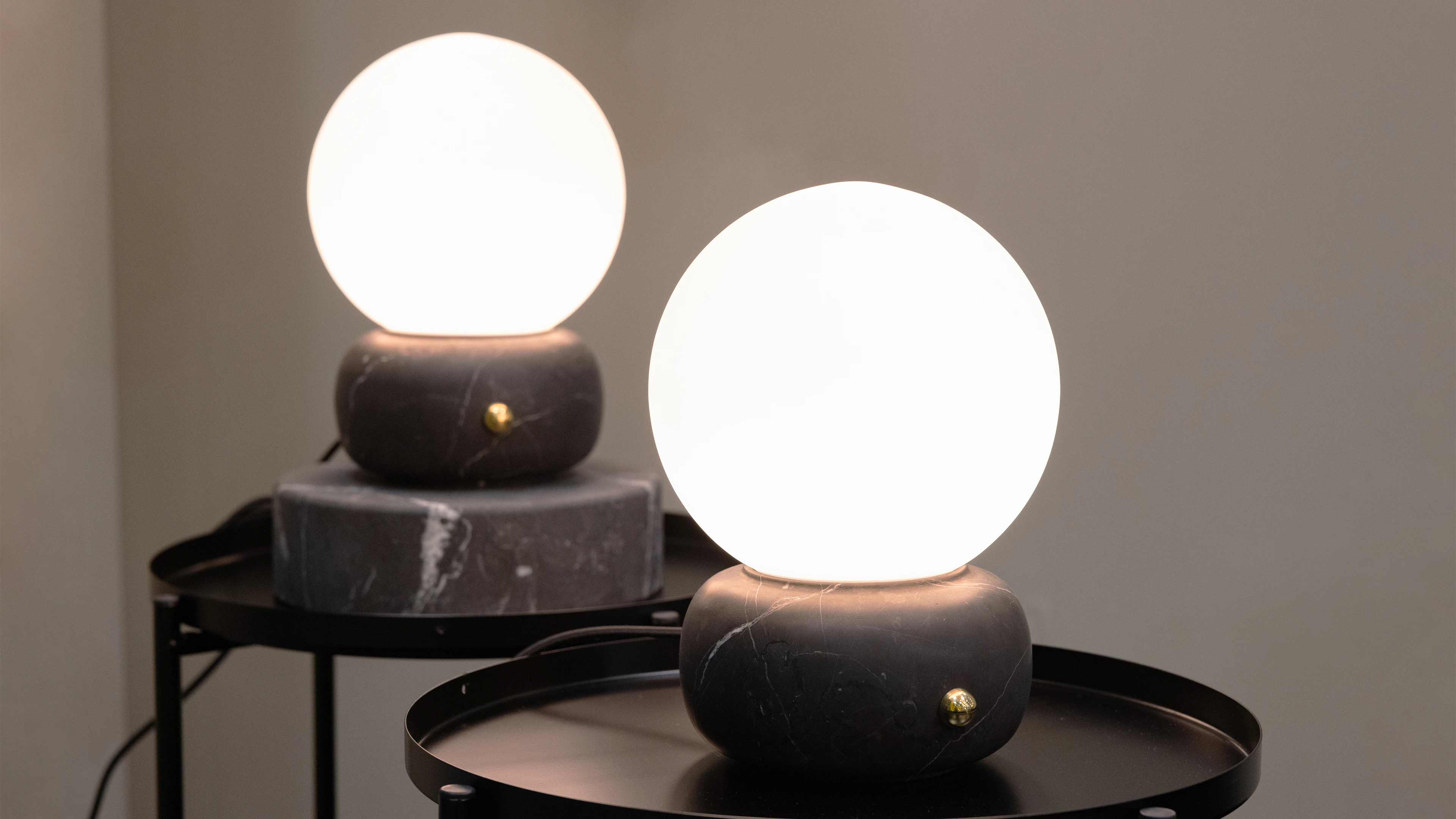Lámparas para mesita de nocha NAGA, hechas de mármol negro con esfera de cristal blanco y botón táctil, diseñadas por Distrito Bandido.
