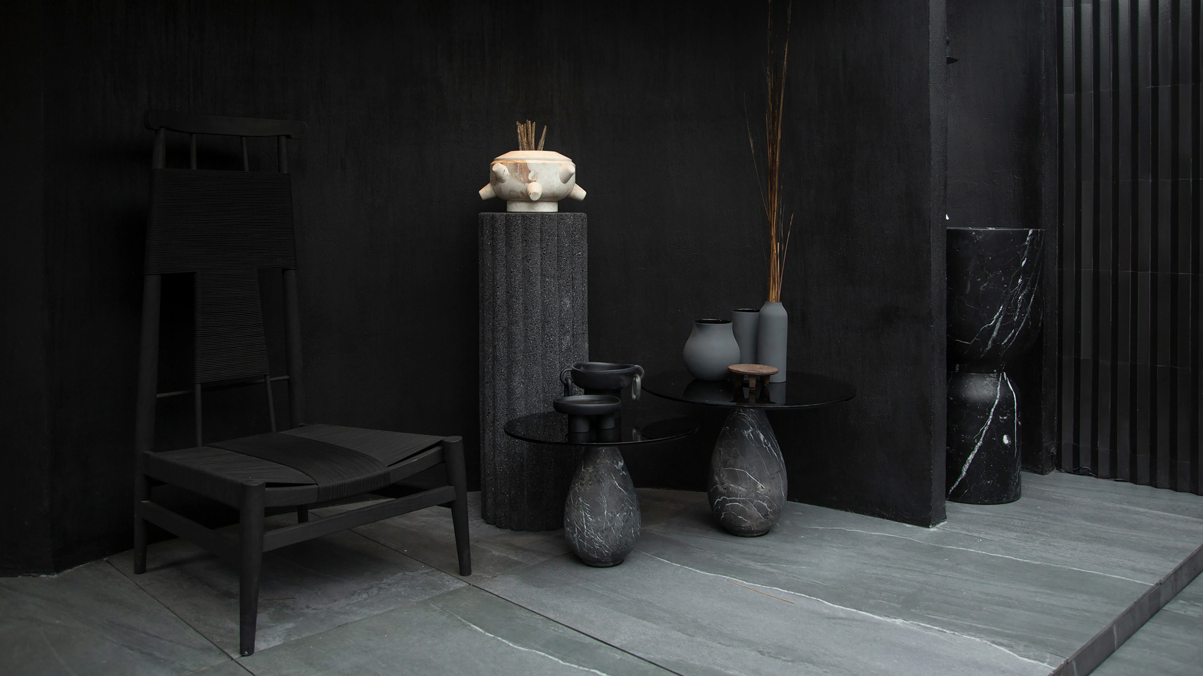 Set de mesas de centro MURA hechas de mármol negro y vidrio ahumado diseñadas por Bandido Studio en ROOF GARDEN