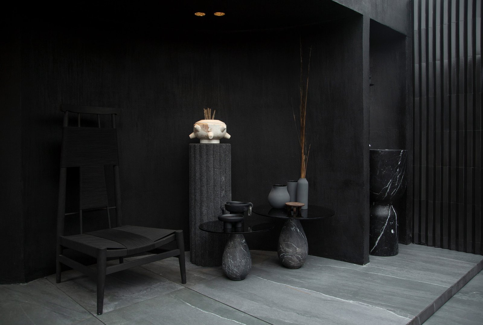 Set de mesas de centro MURA hechas de mármol negro y vidrio ahumado diseñadas por Bandido Studio en ROOF GARDEN Espacio diseñado x Studio H. Fernández & NUUSH, en Design House 2022, Design Week México.