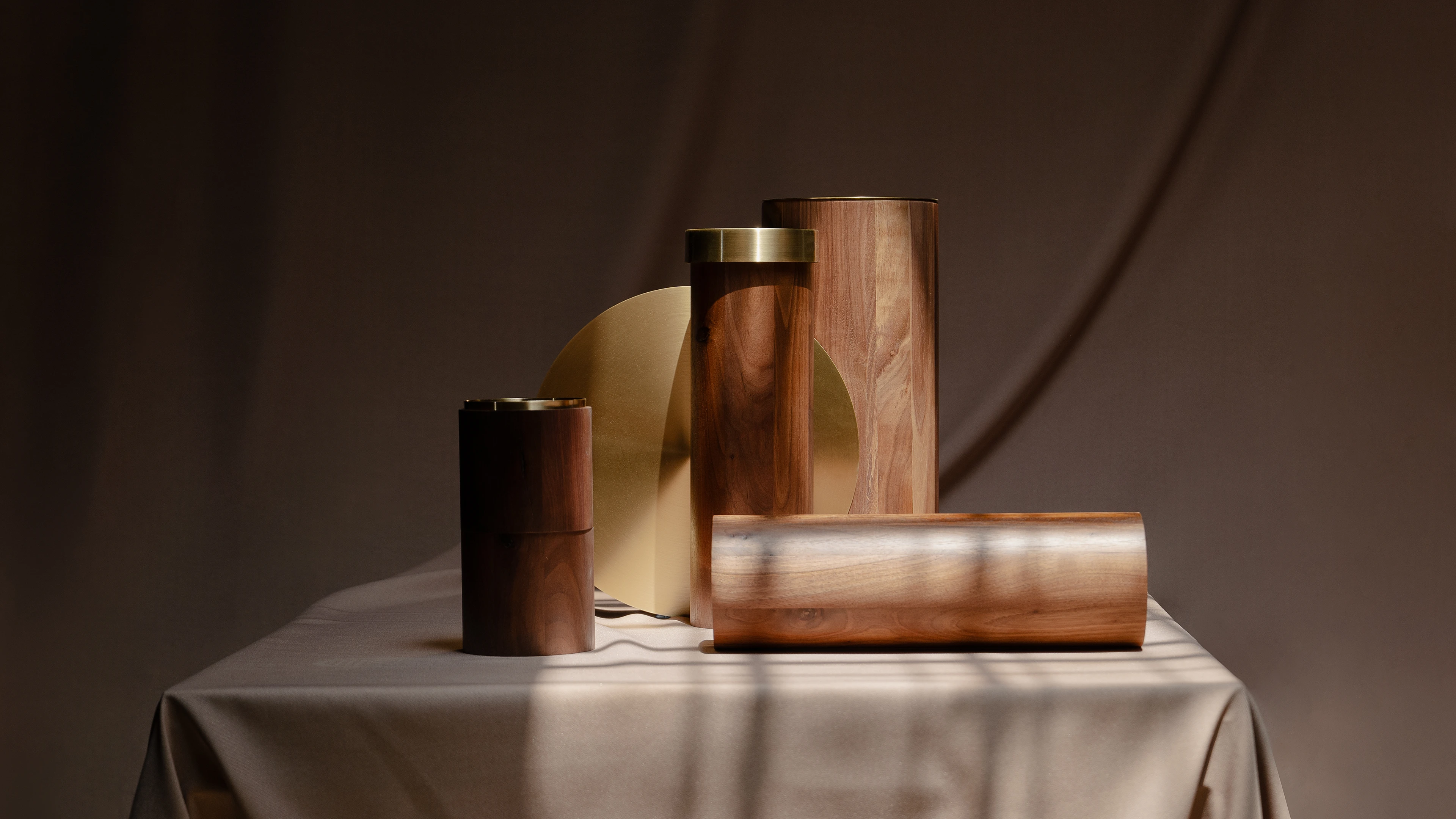 Piezas y materiales de madera y latón utilizados por Bandido Studio en la colección de lámparas TEMPLO.