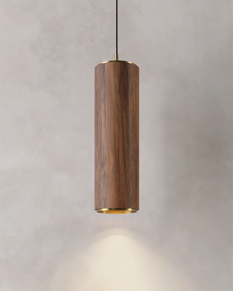 Lámpara colgante TEMPLO hecha de madera de nogal y latón diseñada por Bandido Studio.