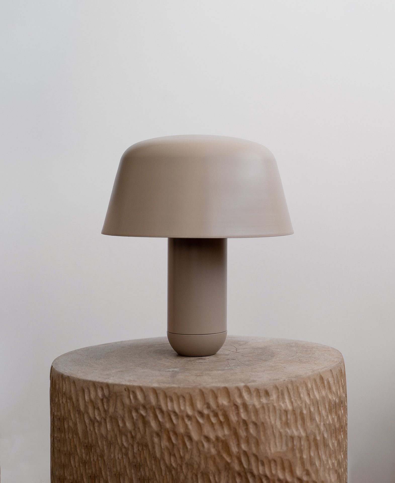 Lámpara de mesa hongo BUNA diseñada por Bandido Studio