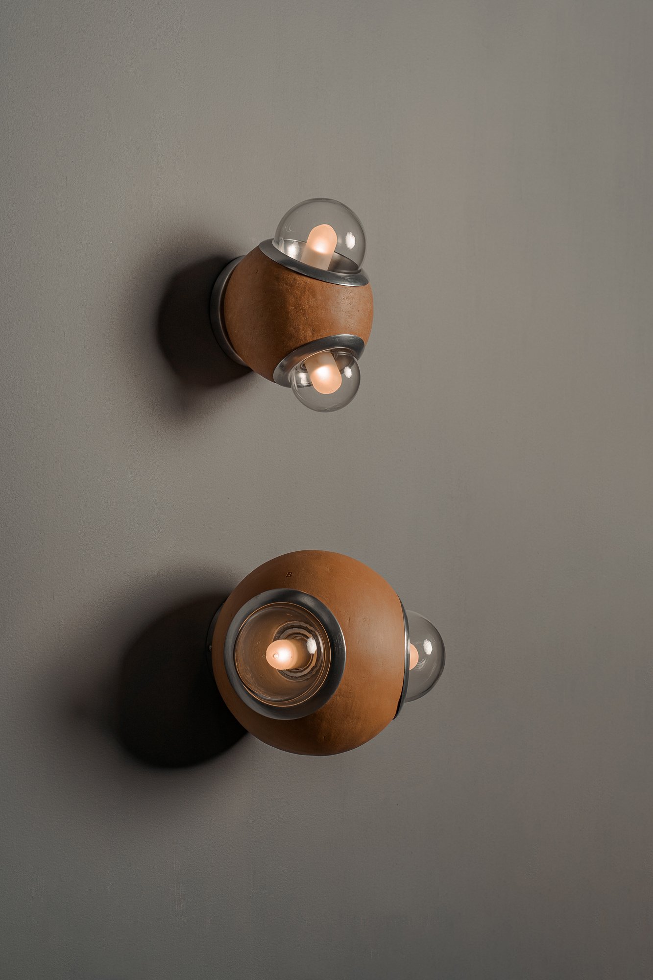 Lámpara arbotante HUMO color barro natural con difusores de vidrio y detalle de aluminio diseñada por Bandido Studio