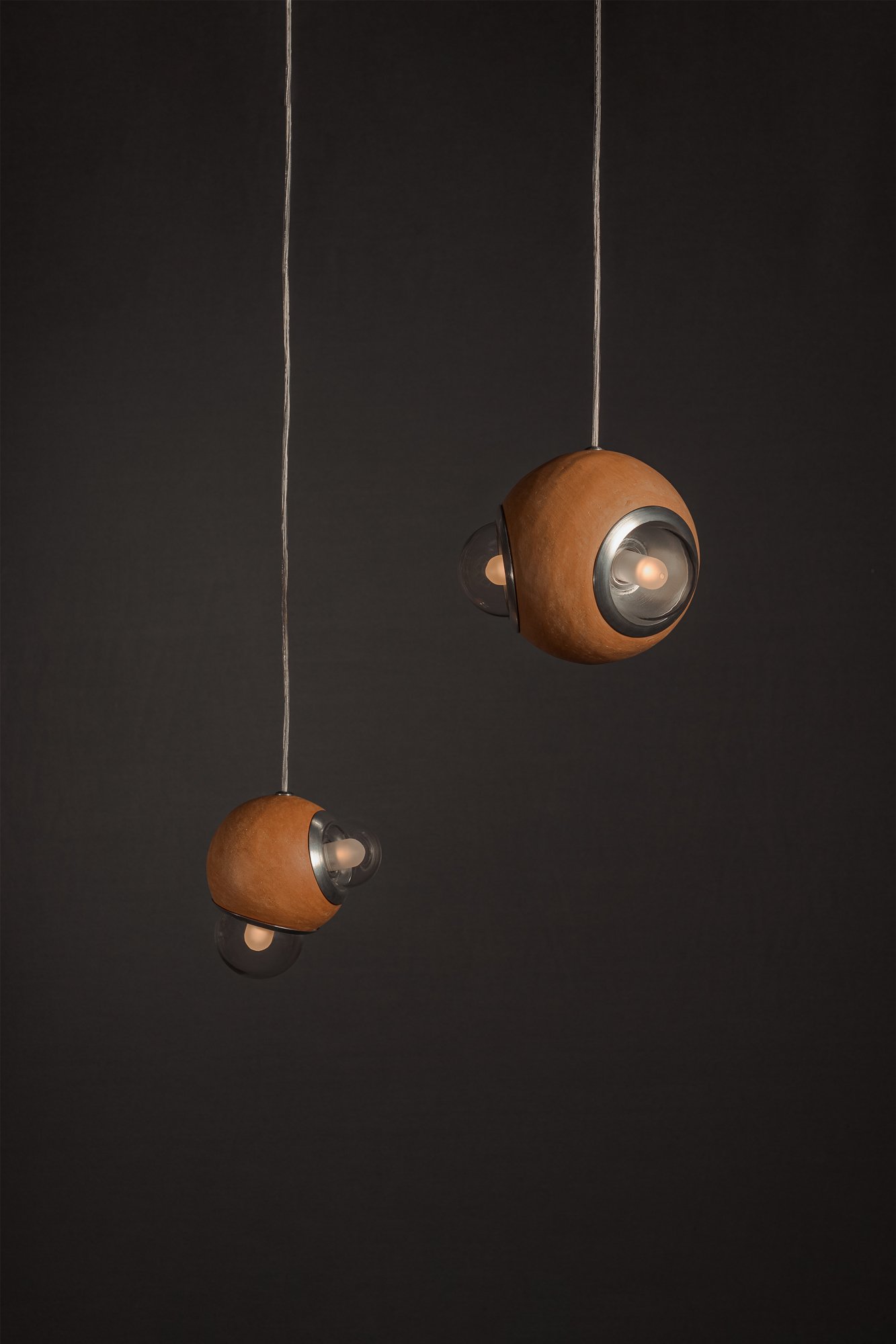Lámpara colgante HUMO 18 color barro natural con difusores de vidrio y detalle de aluminio diseñada por Bandido Studio