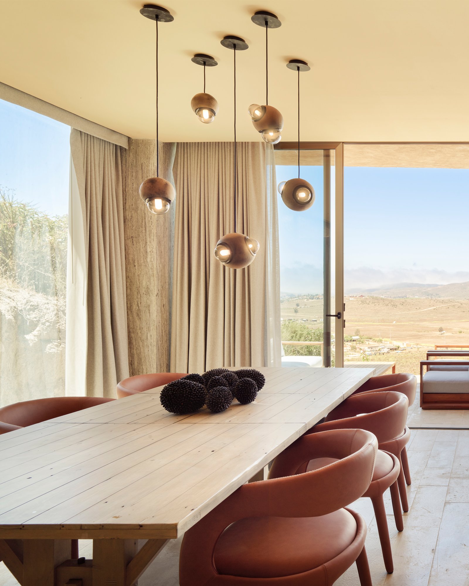 Juego de luminarias HUMO, esferas de barro moteado con difusores de vidrio diseñadas por bandido en proyecto arquitectónico Banyan Tree Valle de Guadalupe