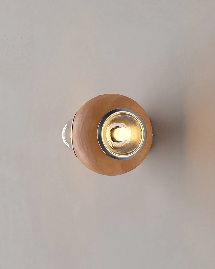 Lámpara arbotante HUMO 18 color barro natural con difusores de vidrio y detalle de aluminio diseñada por Bandido Studio