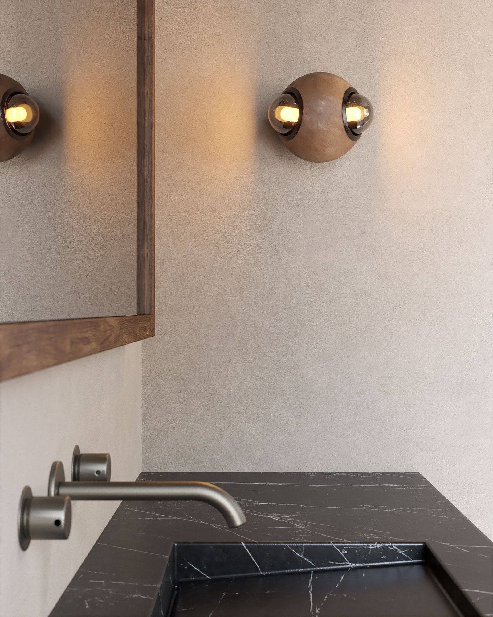 Lámpara de muro HUMO color barro moteado con difusores de vidrio ahumado y detalle de aluminio anodizado color negro diseñada por Bandido Studio en baño moderno de mármol negro