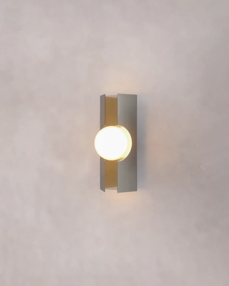 Capítulo NOVA | Lámpara FLUX arbotante acero inoxidable y difusor de vidrio diseñada por Bandido Studio