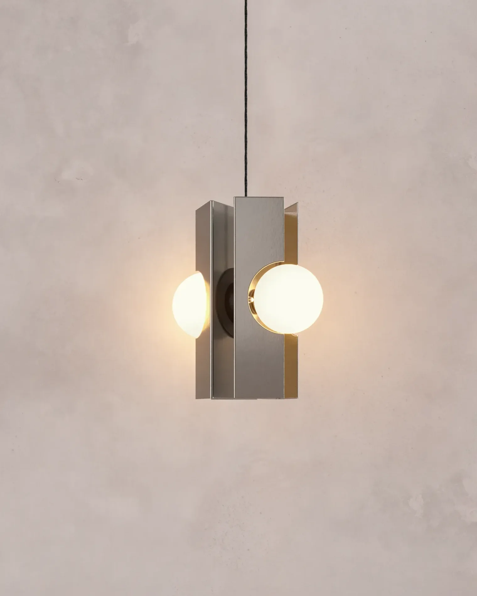 Capítulo NOVA | Lámpara FLUX colgante acero inoxidable y difusor de vidrio diseñada por Bandido Studio