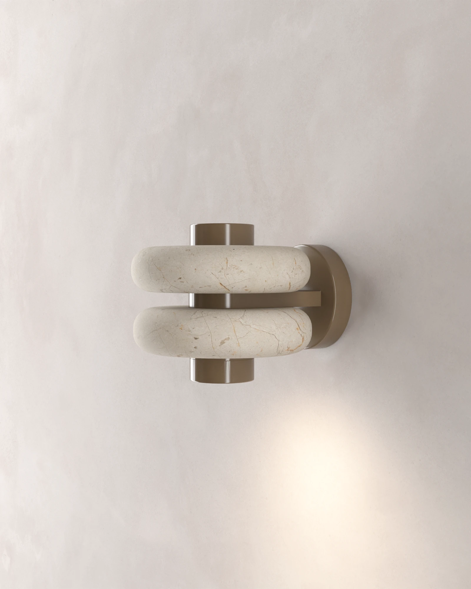 Luminaria arbotante DUO hecha de mármol beige maya y metal electropintado diseñada por Bandido Studio.