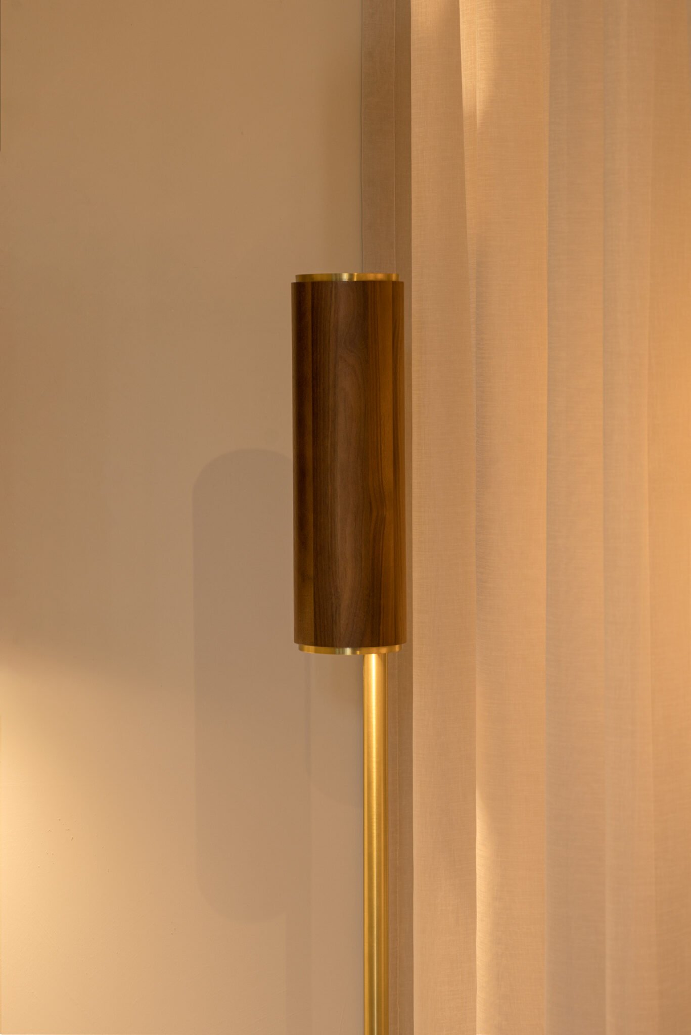 Templo floor lamp, wooden cylinder with brass details, Mexican design Bandido Studio, in CDMX Showroom