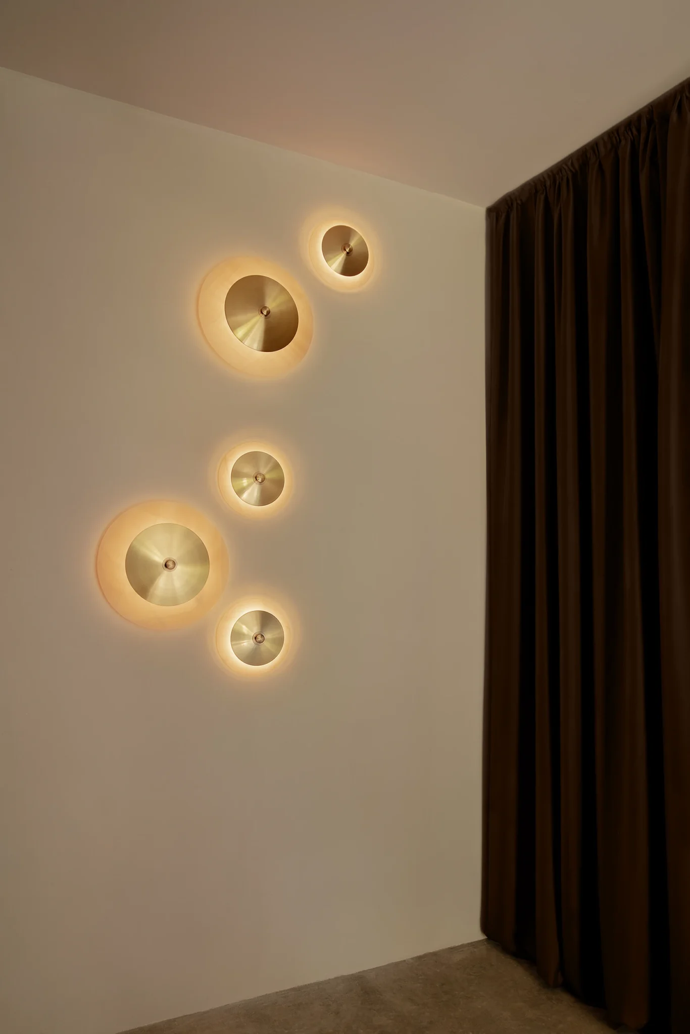 FASE 25 wall lamp with onyx diffuser and brass centerpiece designed by Bandido