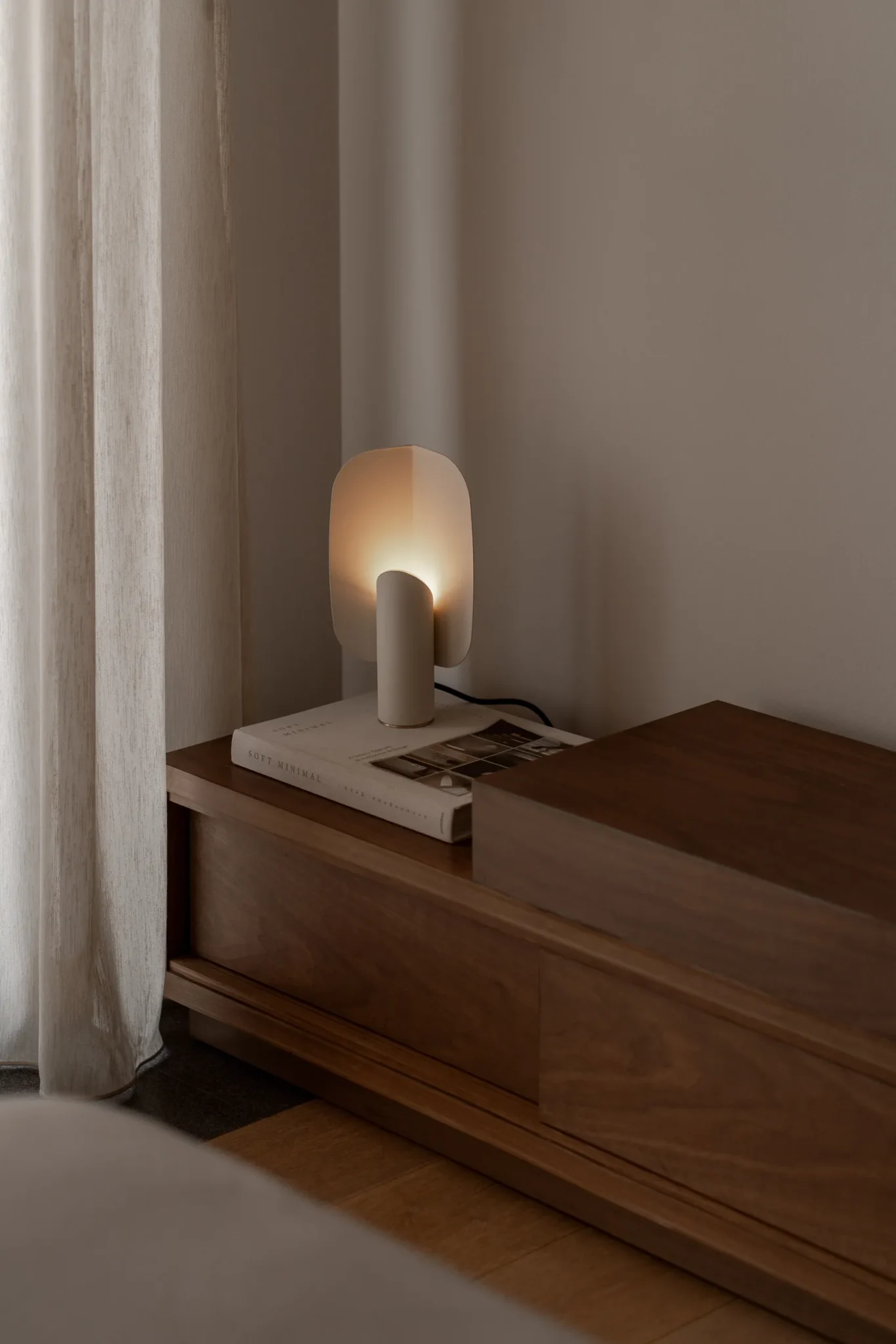 Lámpara de mesa BO Off White diseñada por Bandido Studio en credenza HTL by Ábaka Interiores