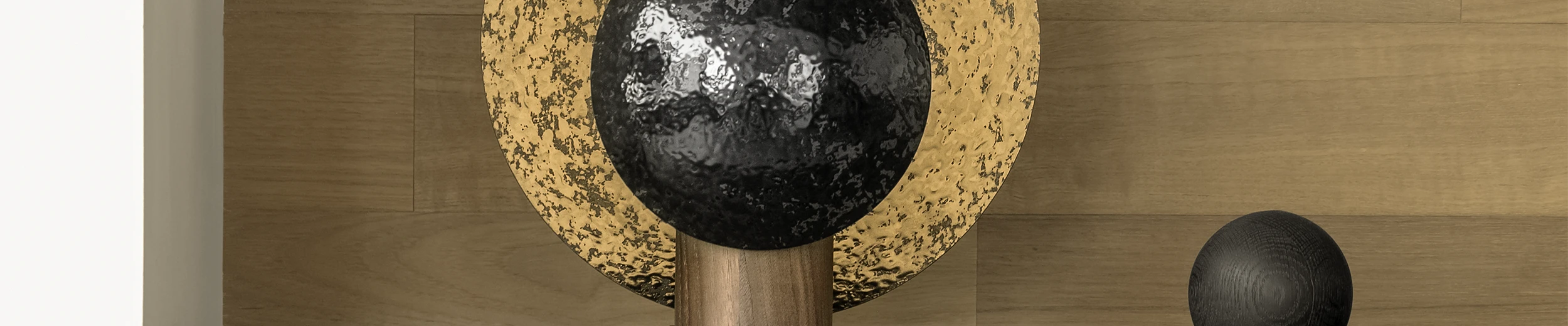 Lámpara de mesa AURA para sala de estar diseñada por bandido Studio