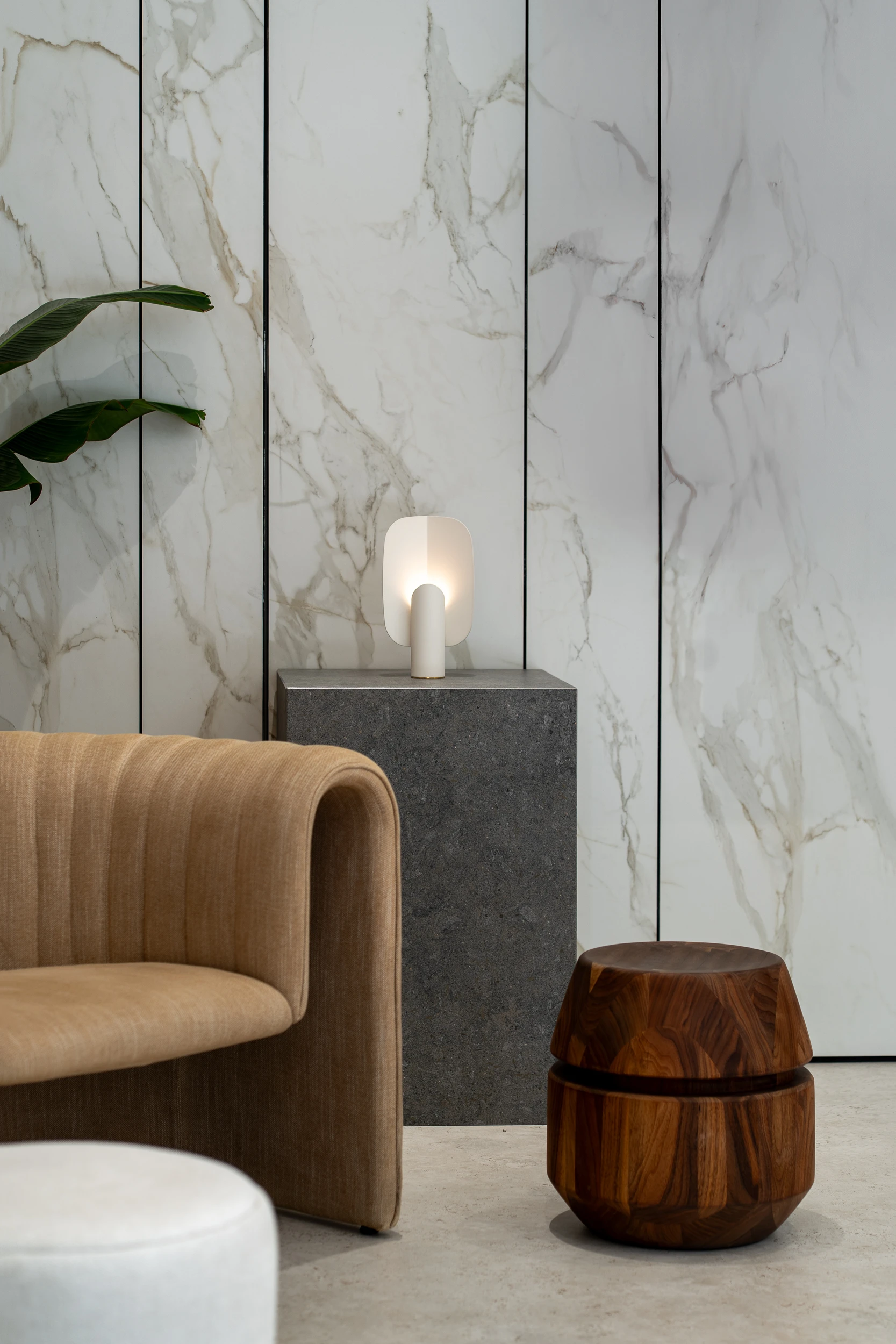 Lámpara de mesa BO off white pánel táctil diseñada por Bandido en espacio Cosentino City CDMX Materia&Luz 2025