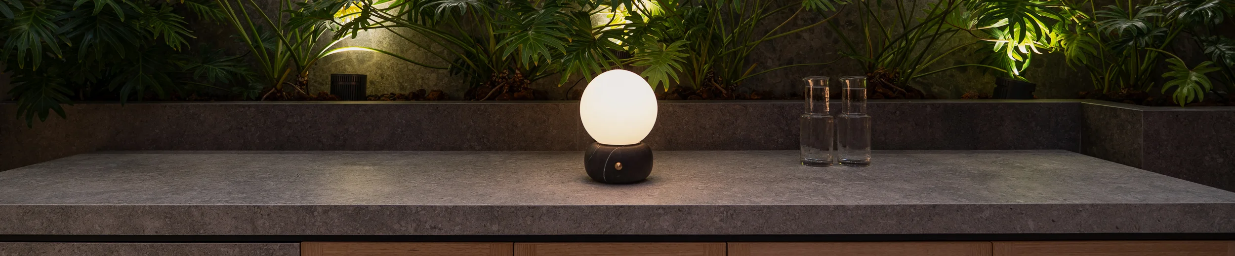 Luminaria de mesa Naga de mármol color Negro con difusor de vidrio y switch táctil