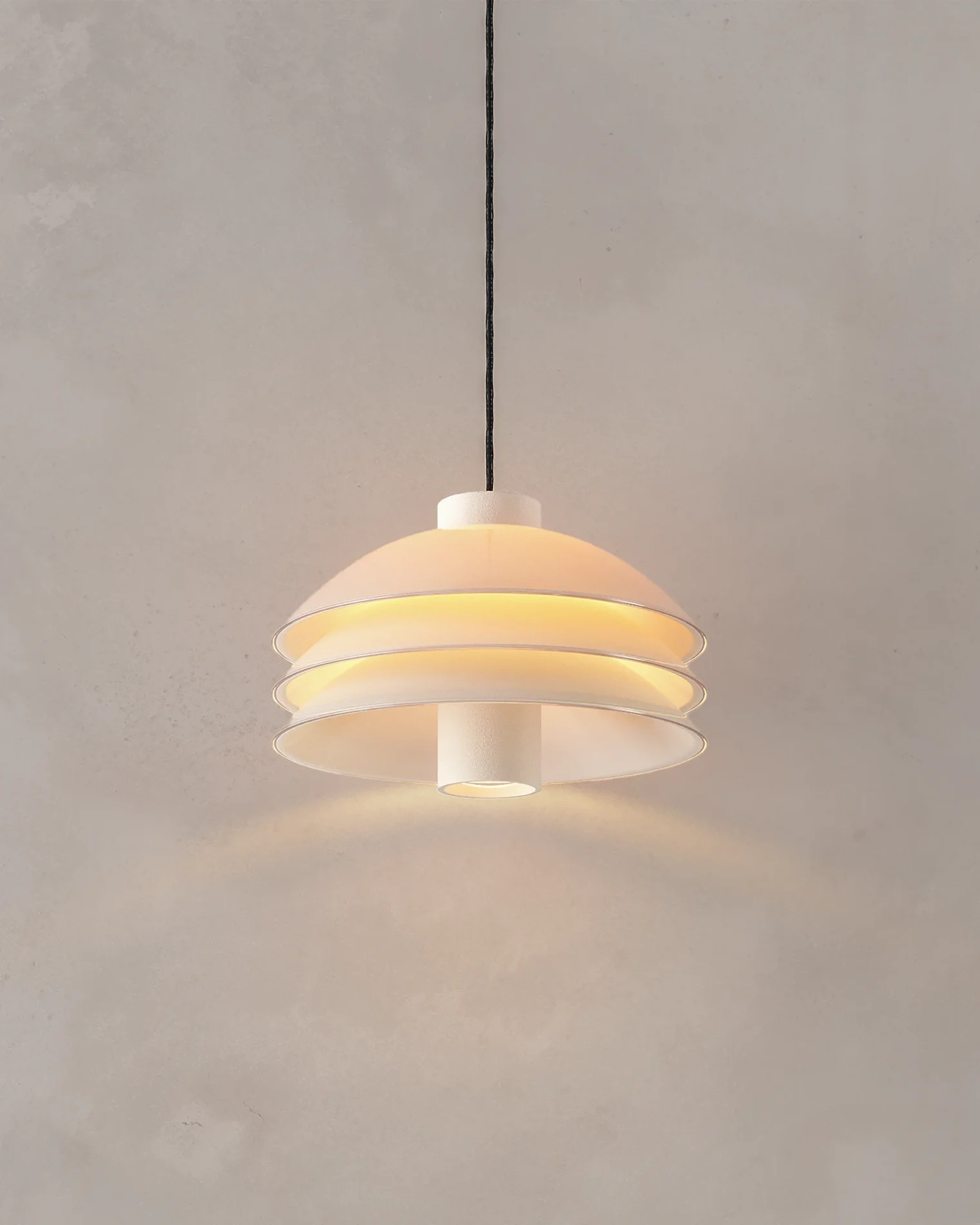 Capítulo NOVA | Lámpara AXIS colgante con discos de vidrio diseñada por Bandido Studio