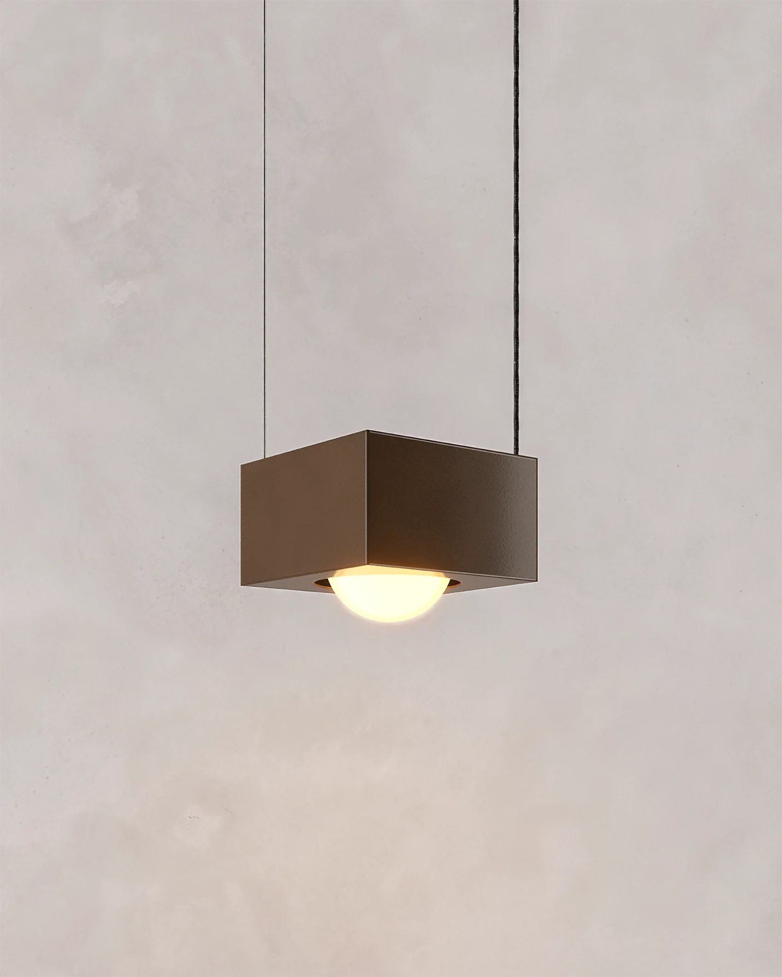 Capítulo NOVA | Lámpara CORE colgante cuadrada de acero color café diseñada por Bandido Studio
