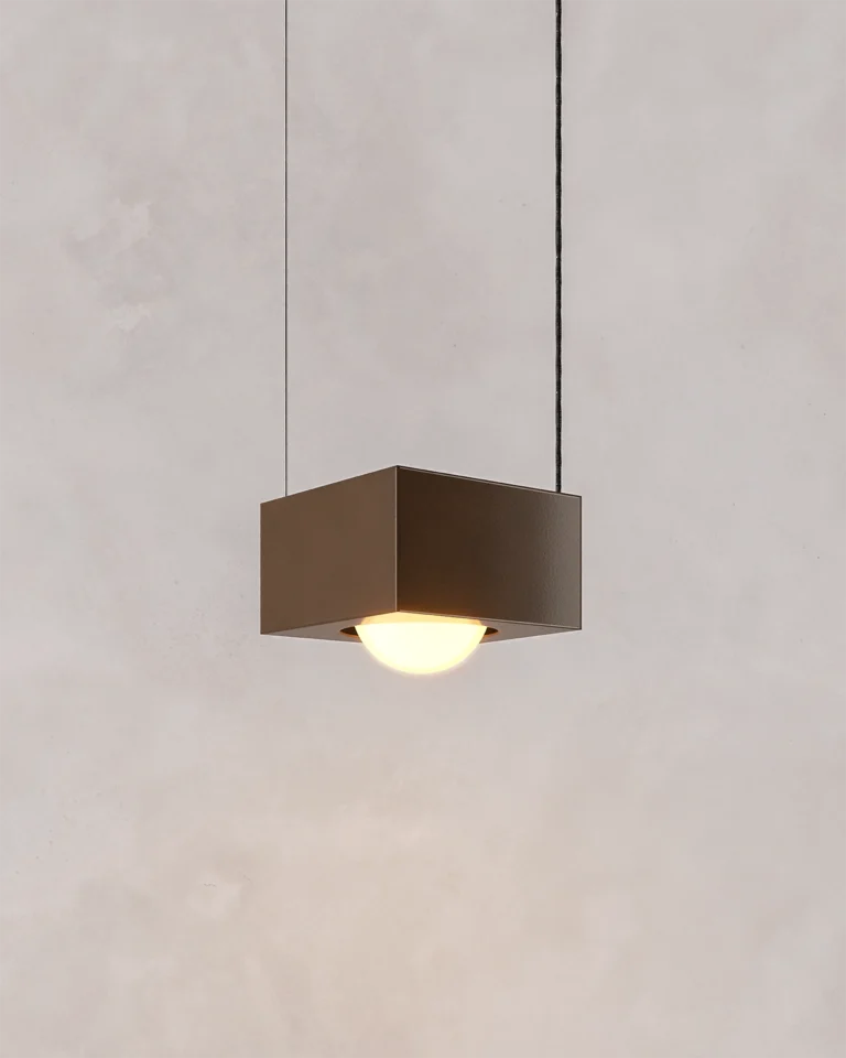 Capítulo NOVA | Lámpara CORE colgante cuadrada de acero color café diseñada por Bandido Studio