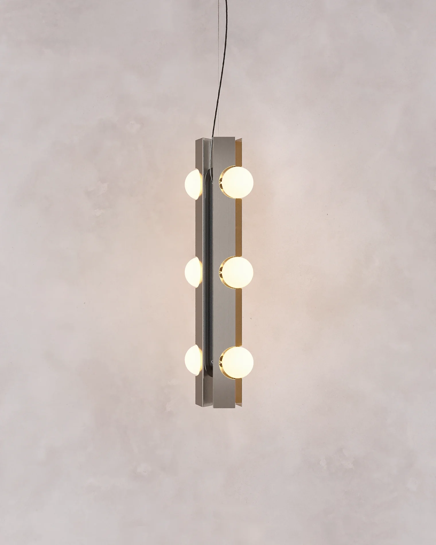 Capítulo NOVA | Lámpara FLUX colgante 70 vertical acero inoxidable y difusores de vidrio diseñada por Bandido Studio