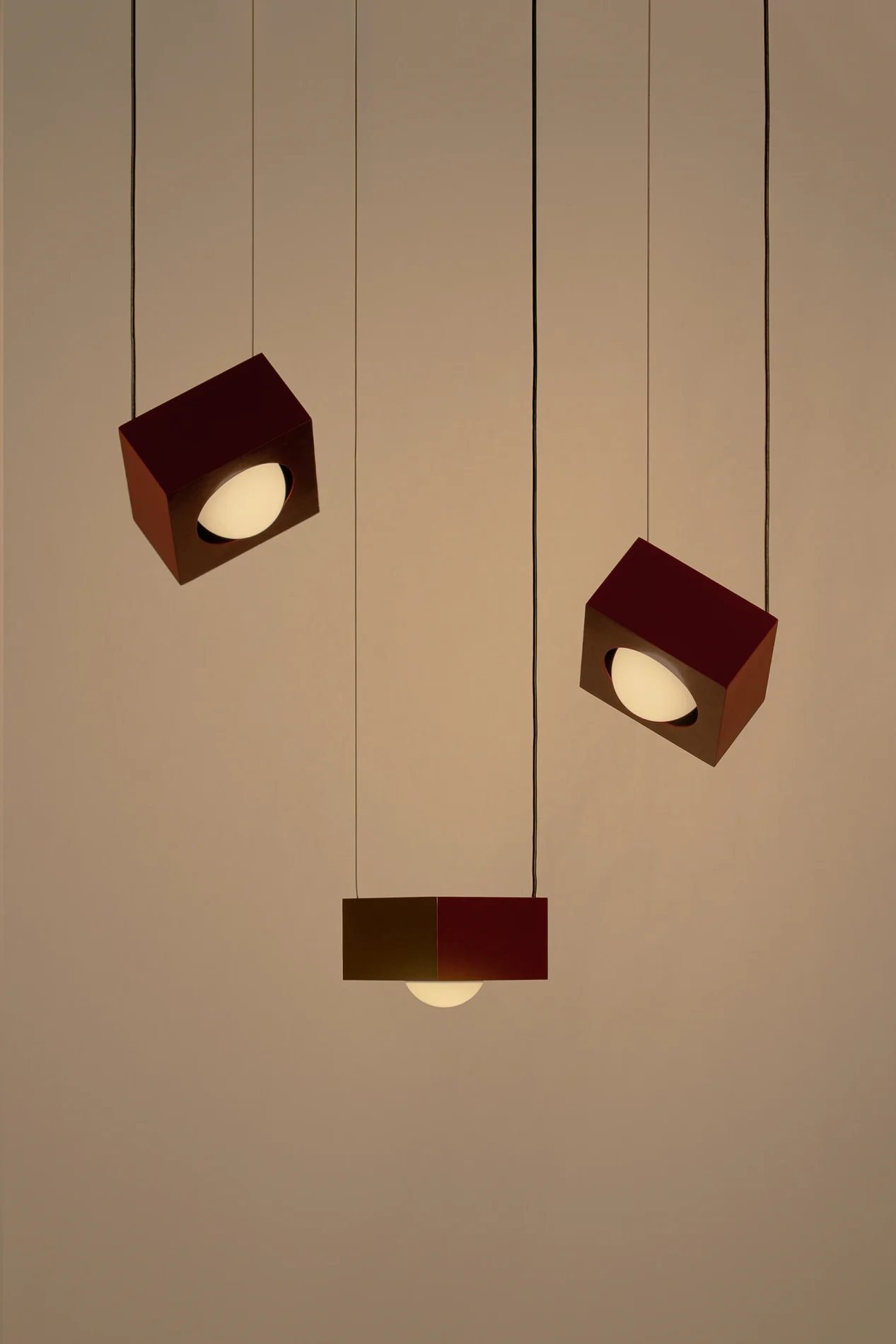 Luminarias colgantes CORE cuadradas del capítulo NOVA de Bandido