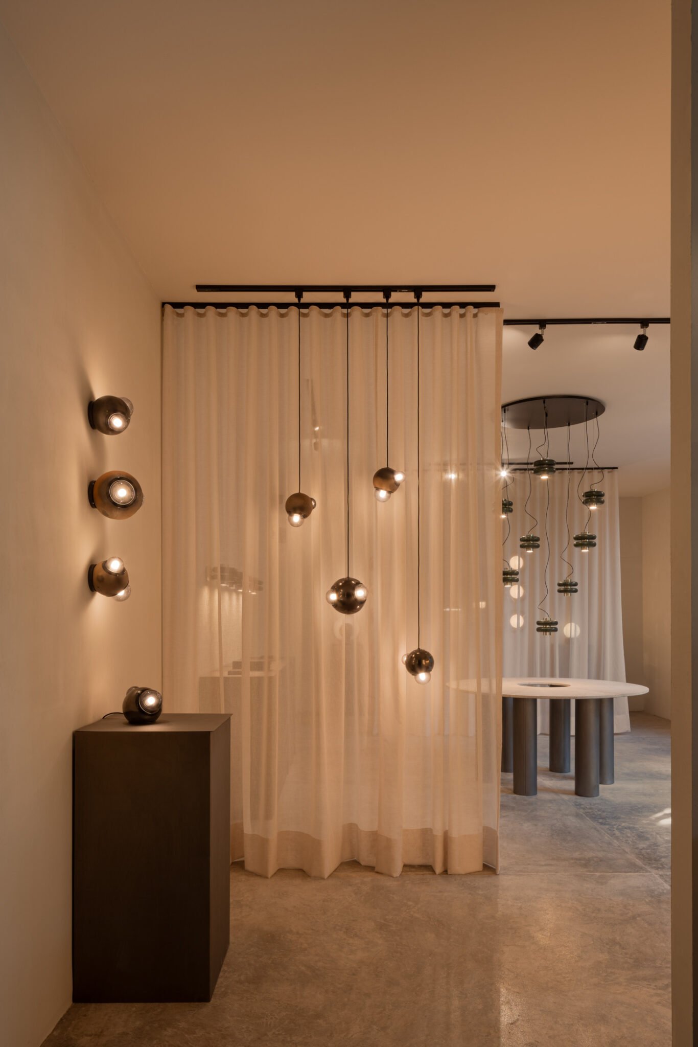 Set of lamps from the HUMO collection, made of mottled clay and black clay, a Mexican design by Bandido at Casa Rosa