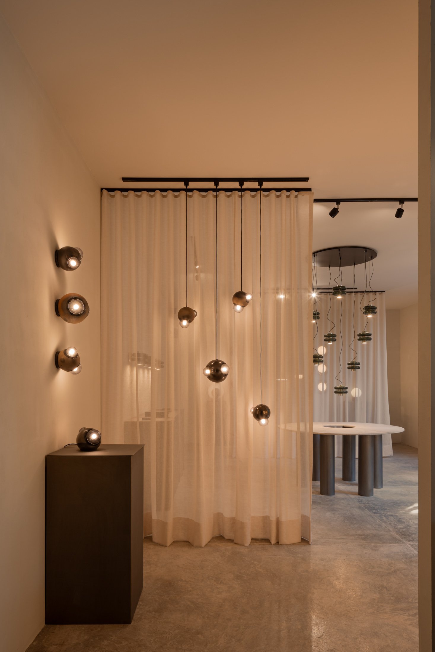 Set of lamps from the HUMO collection, made of mottled clay and black clay, a Mexican design by Bandido at Casa Rosa