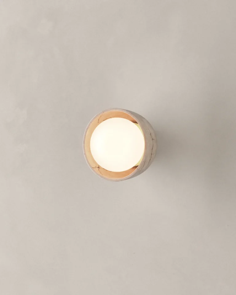 Lámpara de pared DBH 02 I hecha de mármol y latón con difusor de vidrio diseñada por Bandido Studio.