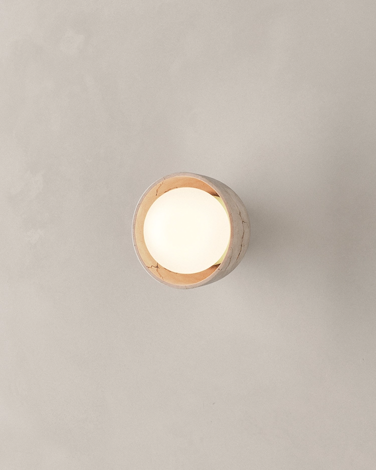 Lámpara de pared DBH 02 I hecha de mármol y latón con difusor de vidrio diseñada por Bandido Studio.