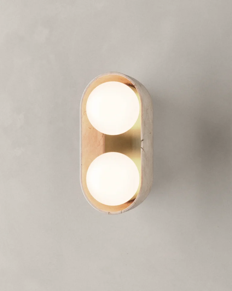 Lámpara arbotante DBH 02 II hecha de mármol y latón con difusor de vidrio diseñada por Bandido Studio.