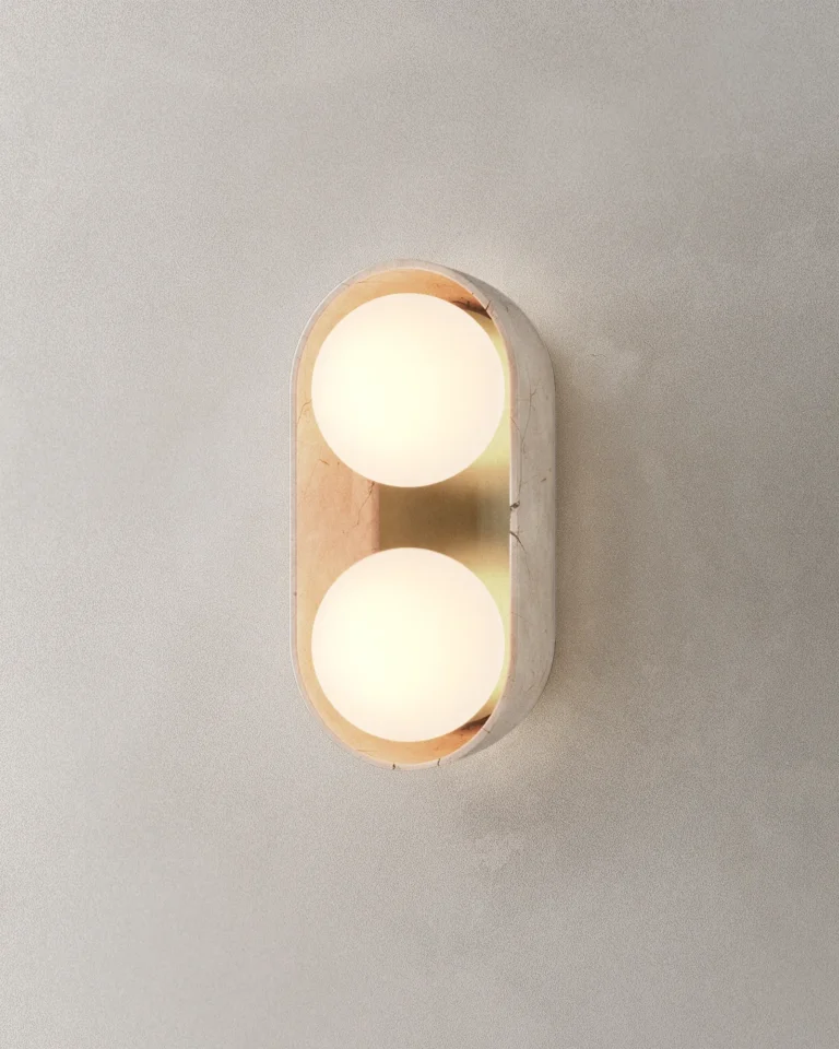 Lámpara arbotante DBH 02 II hecha de mármol y latón con difusor de vidrio diseñada por Bandido Studio.