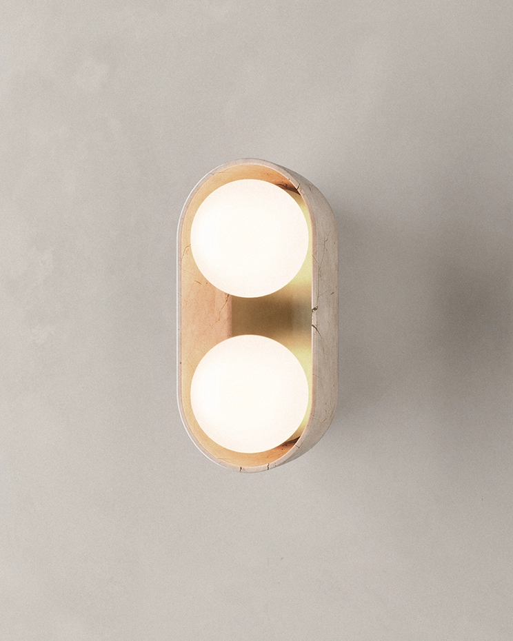 Lámpara arbotante DBH 02 II hecha de mármol y latón con difusor de vidrio diseñada por Bandido Studio.