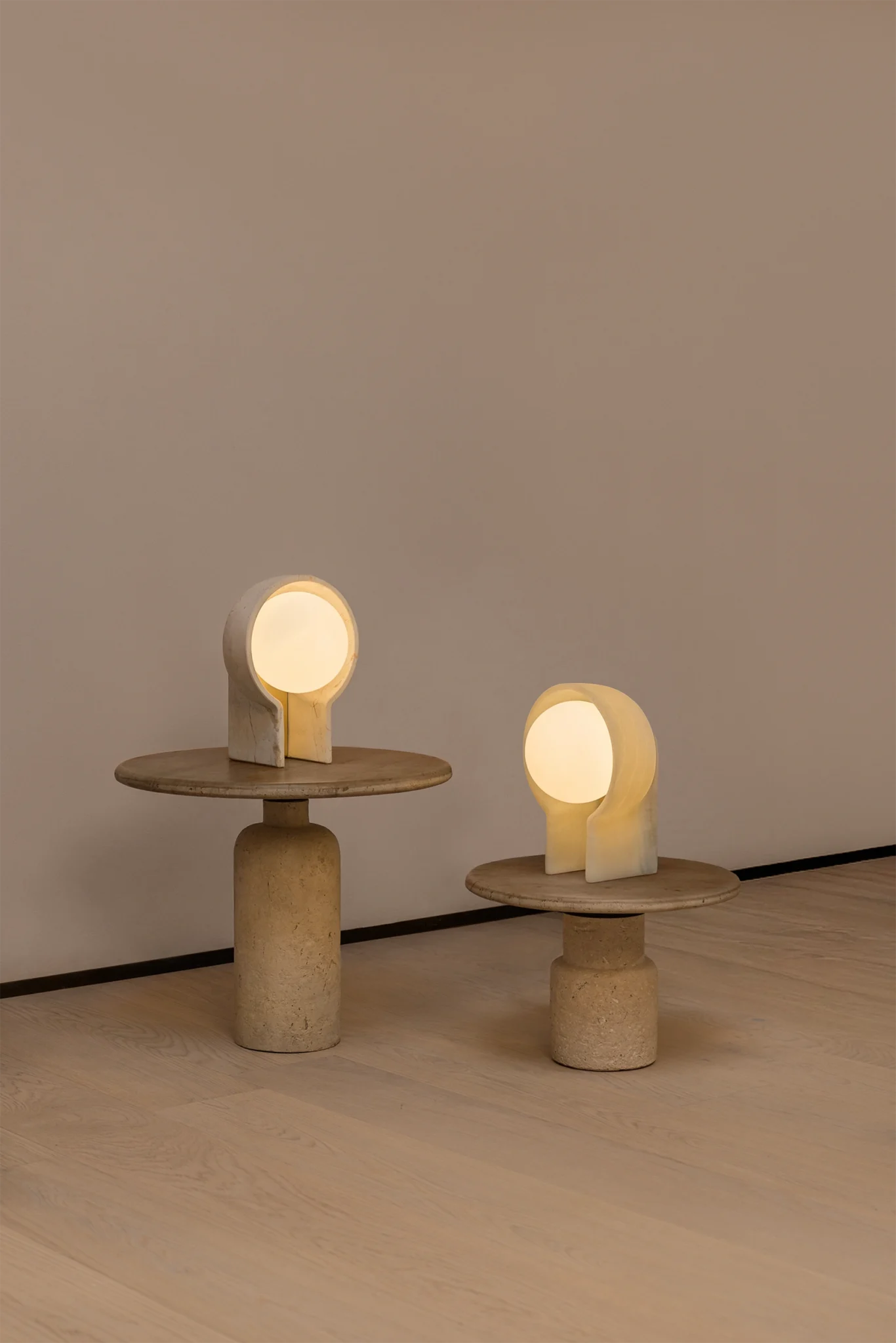 Luminarias de mesa DBH 02 mármol beige maya y ónix diseñadas por Bandido Studio