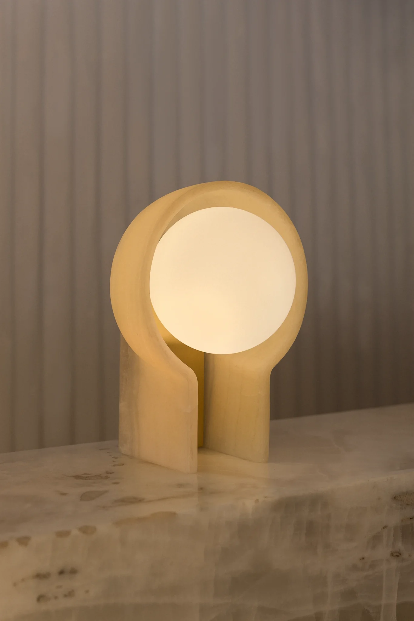 Lámpara ónix DBH 02 de mesa luz cálida y difusor esférico diseño méxicano Bandido