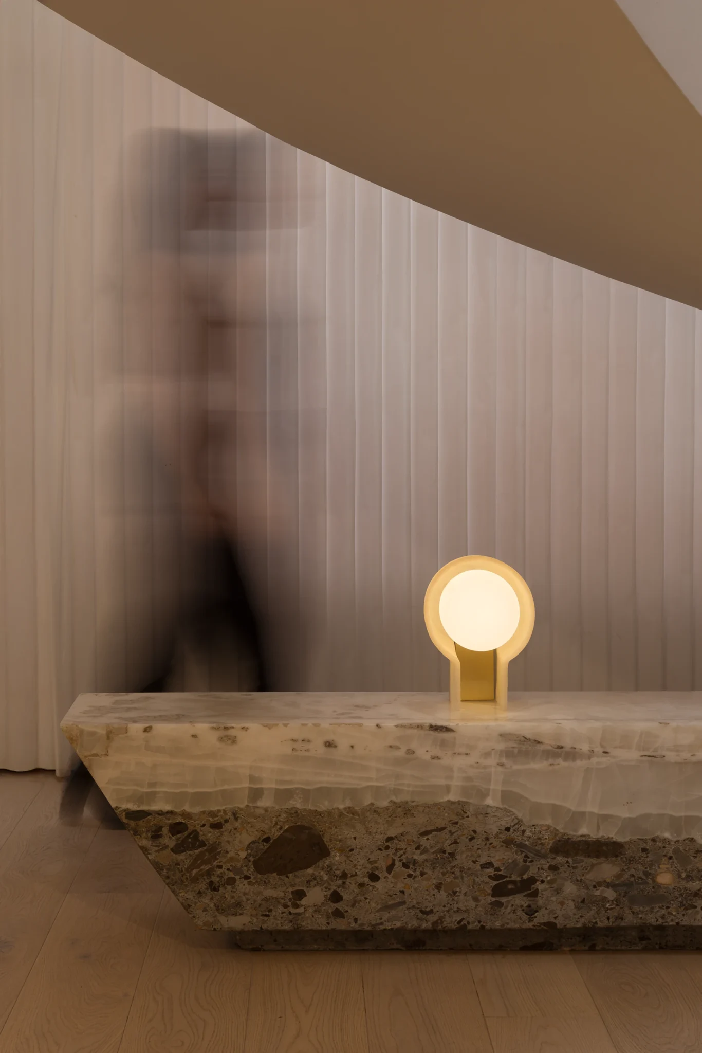 Luminaria de mesa DBH 02 material ónix diseño mexicano Bandido Studio