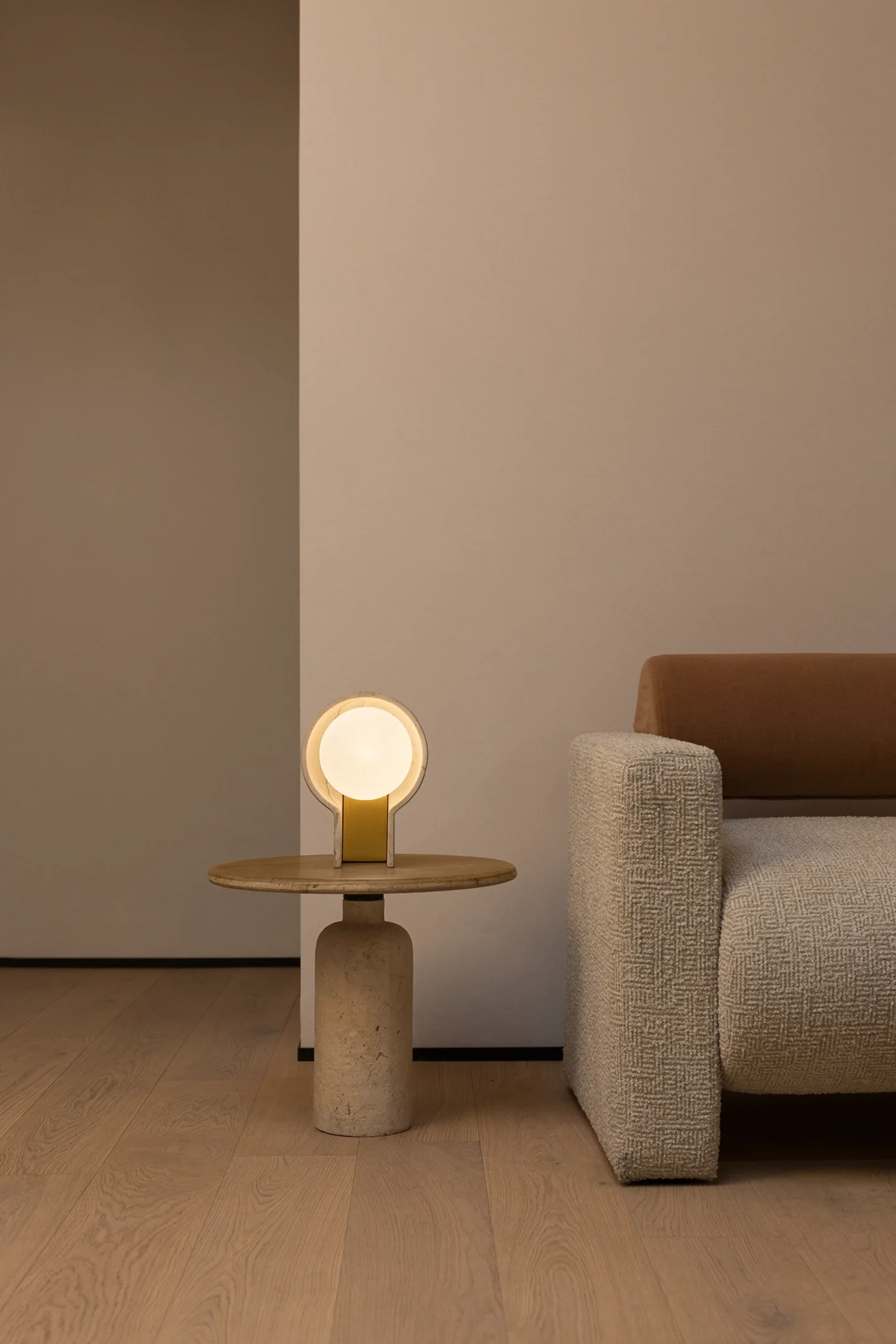 Lámpara de mármol natural de mesa diseñada en México por Bandido Studio