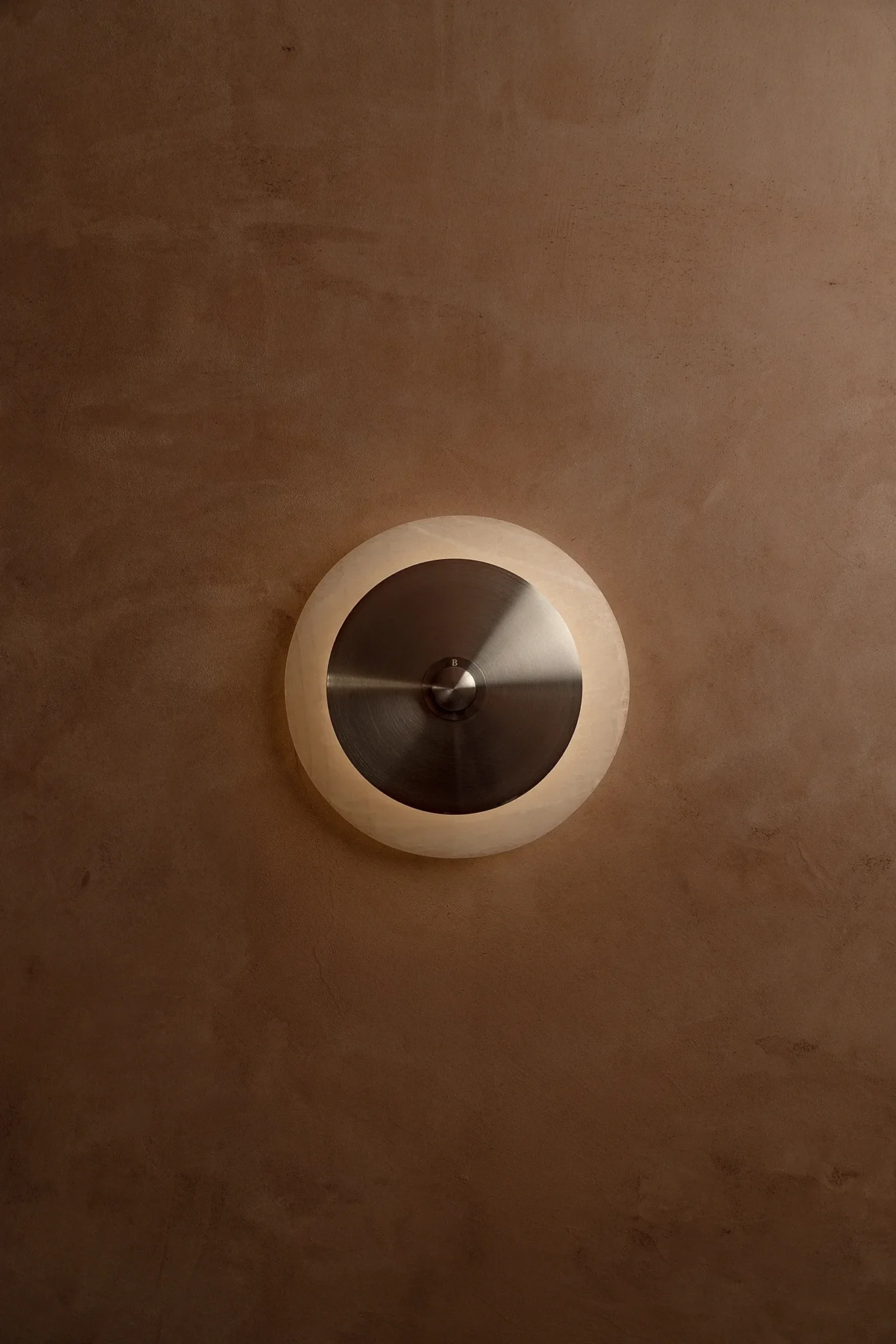 Lámpara de pared materiales naturales FASE 25, acabado acero, diseño moderno, en Showroom CDMX