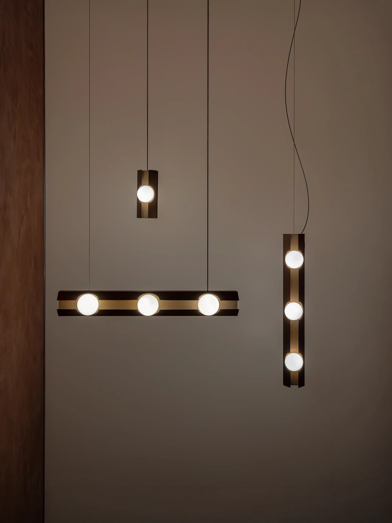 Juego de luminarias colgante FLUX, cuerpo acero con pátina color bronce y difusores de vidrio, diseño minimalista de Bandido, en CDMX
